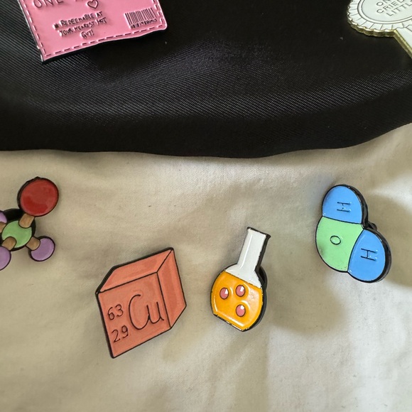 Fanny pack with pins - Picture 4 of 4